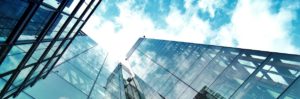 Hochhaus Glasfassade mit Wolken