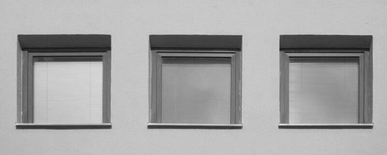 Fassade mit drei Fenstern