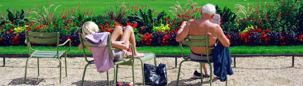 Ein Paar sitzt in der Sonne Garten und Landschaft