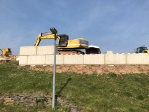 Umsetzung mit Beton-Stapelsteinen.