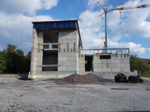 Bau von Bürogebäude mit Beton-Stapelsteinen.
