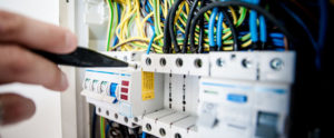 elektriker prüft sicherungskasten