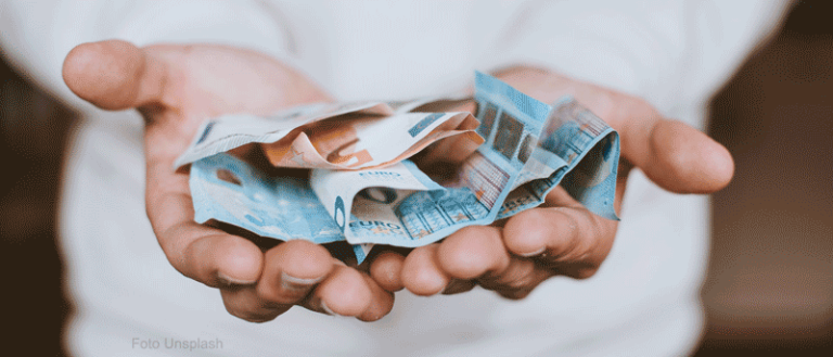Vergütung IPA Projekte Hände halten Euroscheine