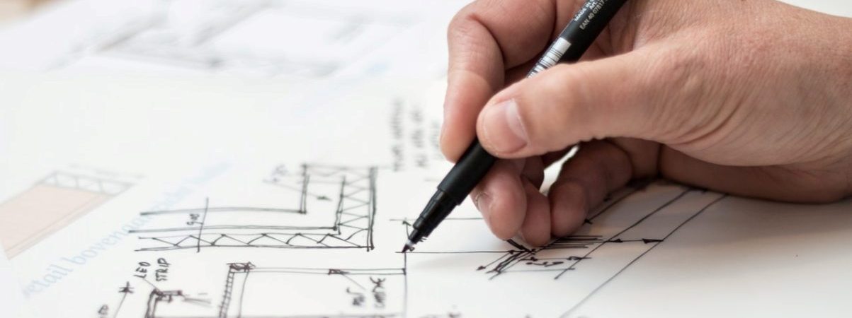 Architekt skizziert mit Stift
