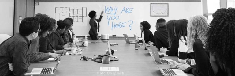 Remote Work Frau steht am Whiteboard
