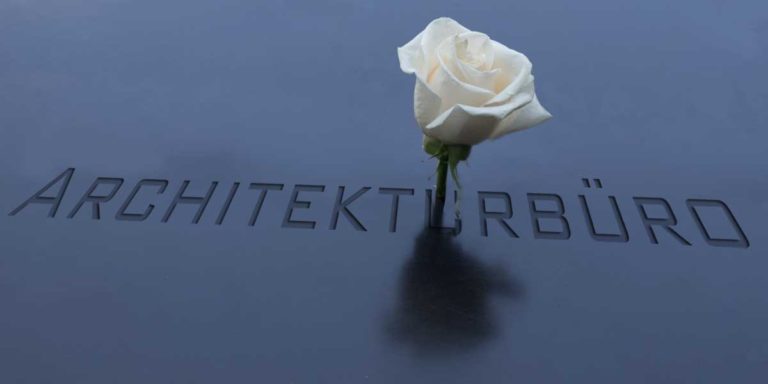 Grabstein mit der Aufschrift Architekturbuero symbolisiert das Aussterben vom Architekturbüro