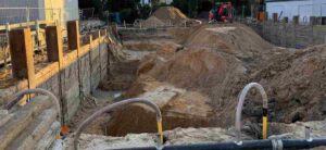 Baugrube mit Trägerbohlwand mit Wasserablagerungen am Grund