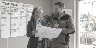 Grafik Puzzlesteine greifen ineinander als Symbol für Arbeiten Hand in Hand